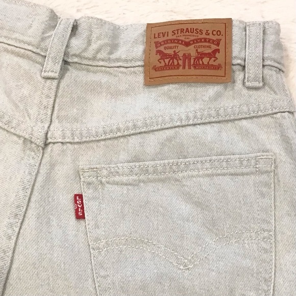 Levi's 26 (US 2/3) A-Line Mom Denim Shorts Light Wash Cuffed High Rise Women’s - Picture 7 of 13